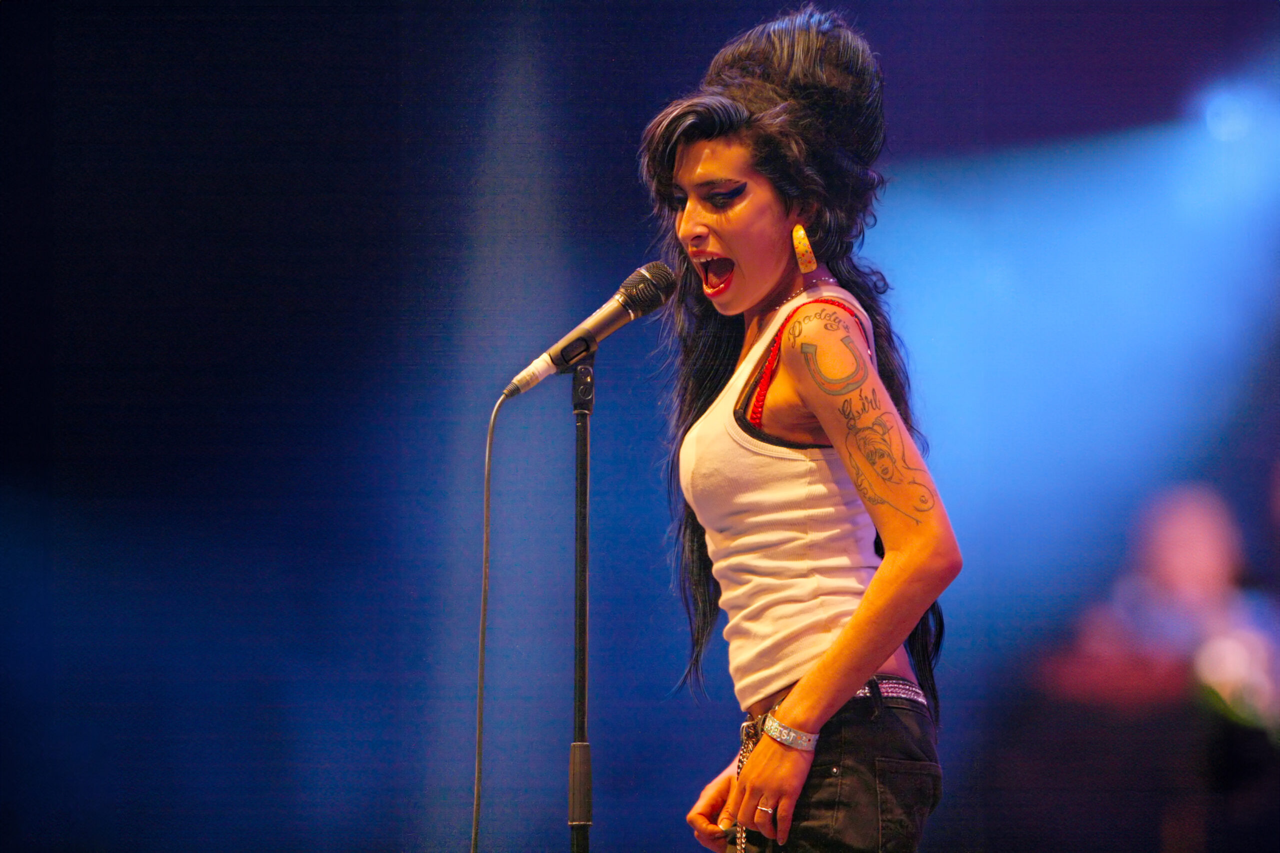 Amy Winehouse på en konsert i 2007. (Foto: Wikimedia Commons.) 2 3:2