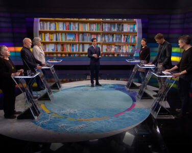 Fredrik Solvang og forfatterne på «Debatten». (Skjermdump: NRK.)