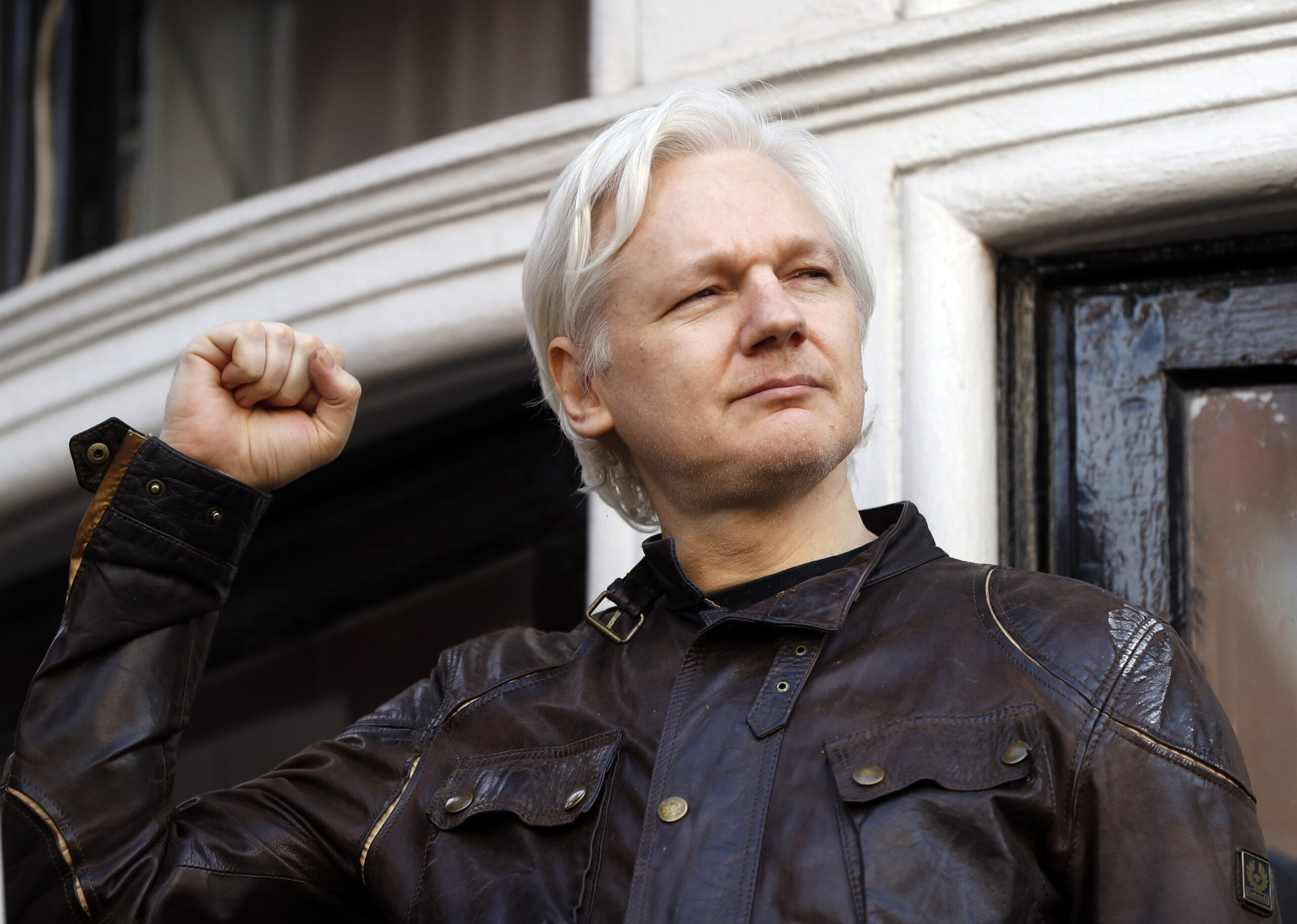 FILE - Julian Assange greets supporters outside the Ecuadorian embassy in London, May 19, 2017. WikiLeaks founder Julian Assange is facing what could be his final court hearing in England over whether he should be extradited to the United States to face spying charges. The High Court will hear two days of arguments next week over whether Assange can make his pitch to an appeals court to block his transfer to the U.S. (Foto: AP Photo/Frank Augstein, File)