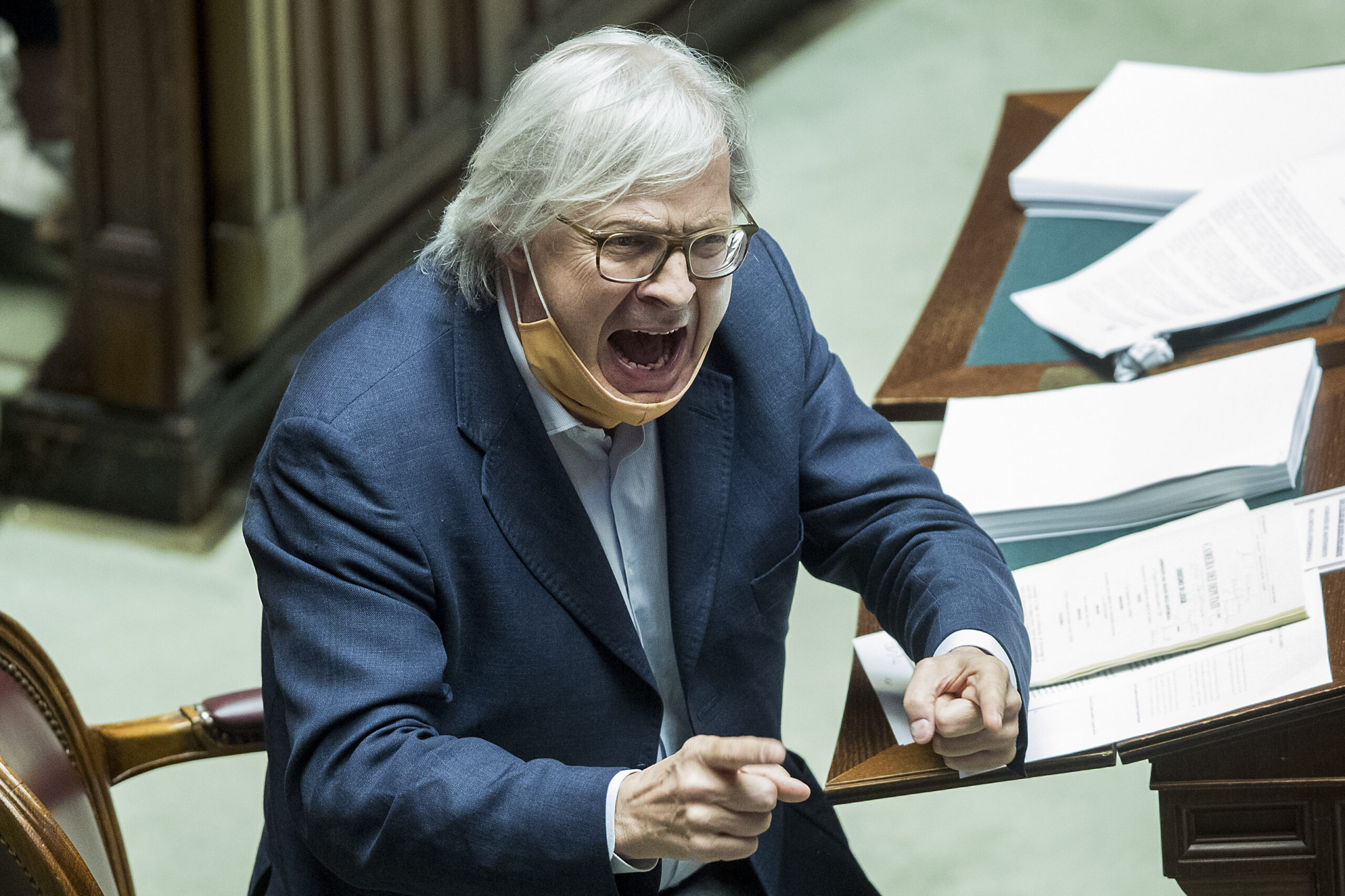 En tydelig opprørt Vittorio Sgarbi i en debatt i parlamentet tilbake i 2020. (Foto: Roberto Monaldo/LaPresse via AP).
